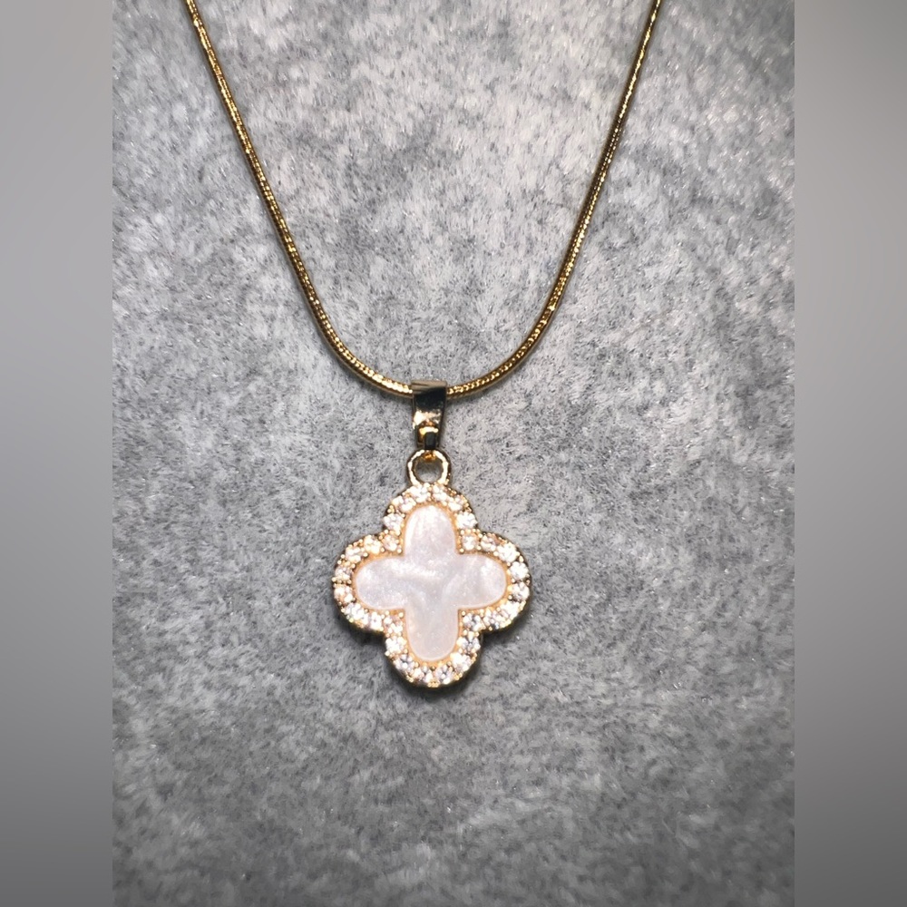 Clover necklace black and white sided